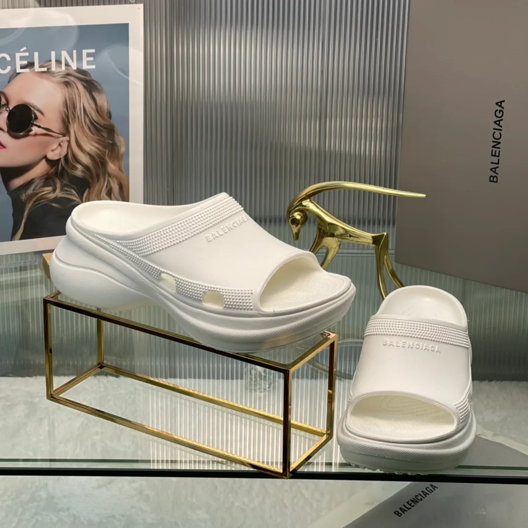 👟👟Ex-factory price 380👟👟 35-41 ‍🔥 ‍🔥 ‍🔥Balenciaga’s latest hole-in-the-wall slippers are now available! 🎉🎉🎉A sandal that is popular on Instagram, 🎊🎊🎊 and all major platforms of Xiaohongshu! Made of high-tech materials and molded in one piece, it is lightweight, wear-resistant, and waterproof! ✨✨✨ The heel height is 6CM. The colors are being added one after another to meet your various color combinations and different needs. A very cost-effective product!